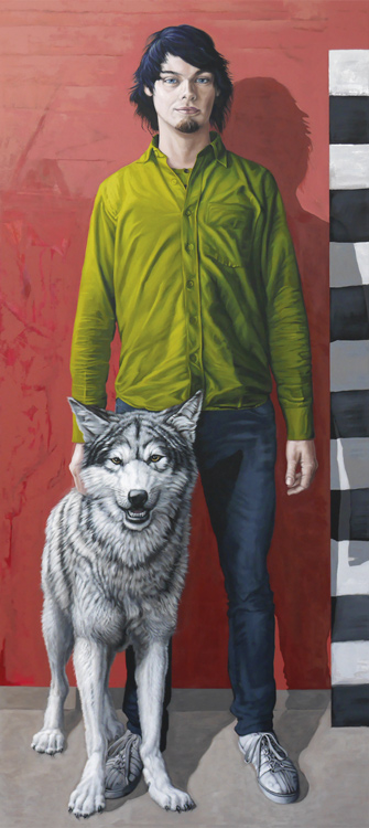 Junger Mann mit Wolf